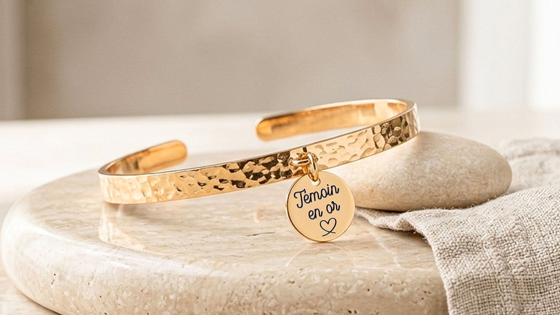 Cadeau EVJF personnalisé : nos bijoux à graver