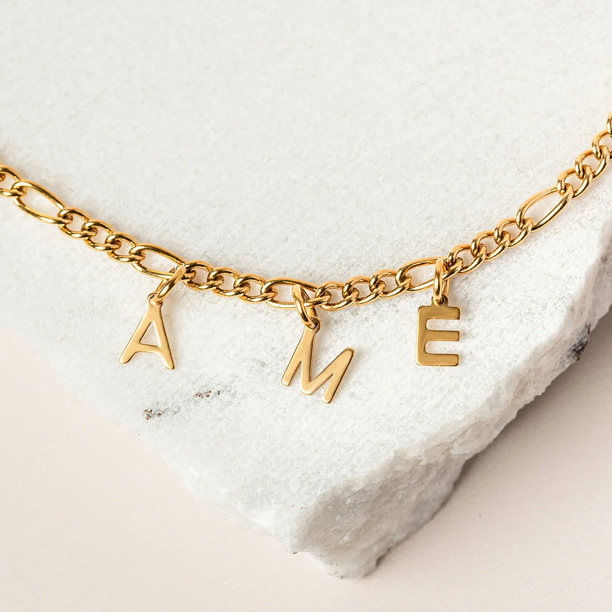 Bracelet chaîne figaro avec lettre à personnaliser - Doré