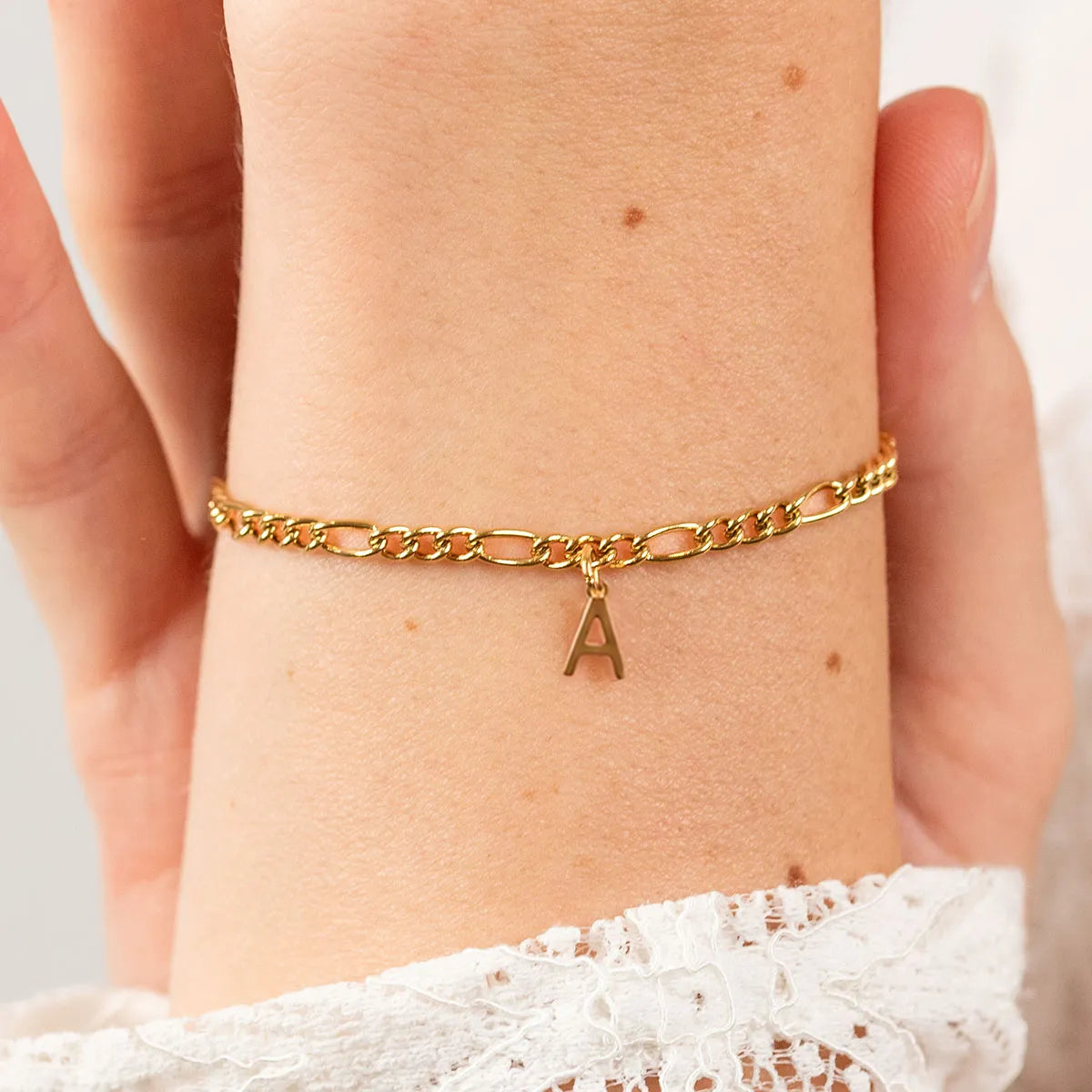 Bracelet chaîne figaro avec lettre à personnaliser - Doré