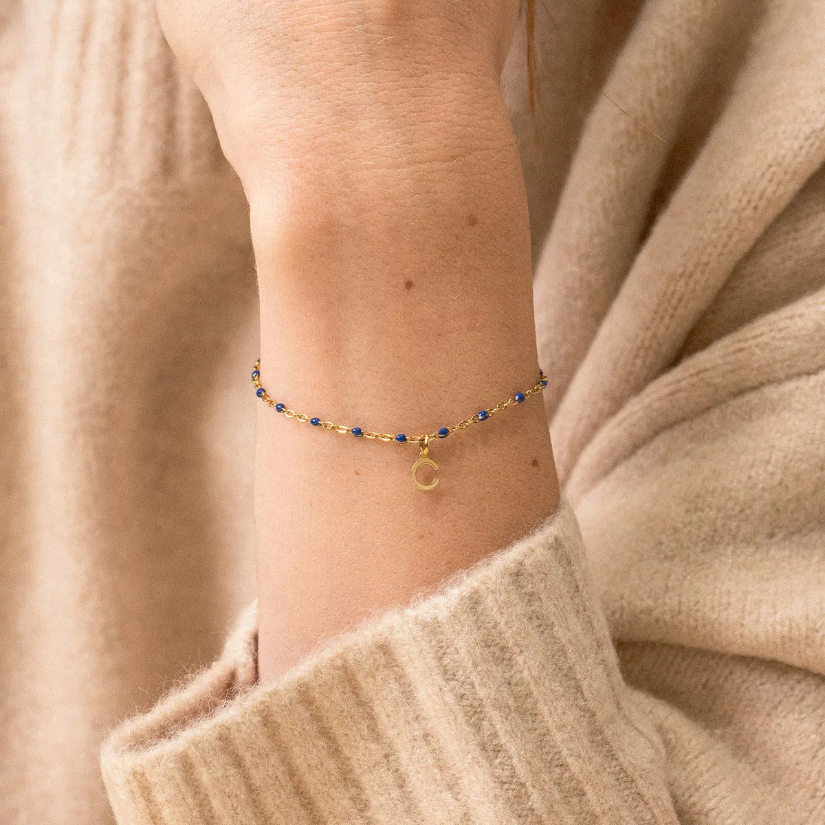 Bracelet chaîne perlée avec lettre à personnaliser - Doré