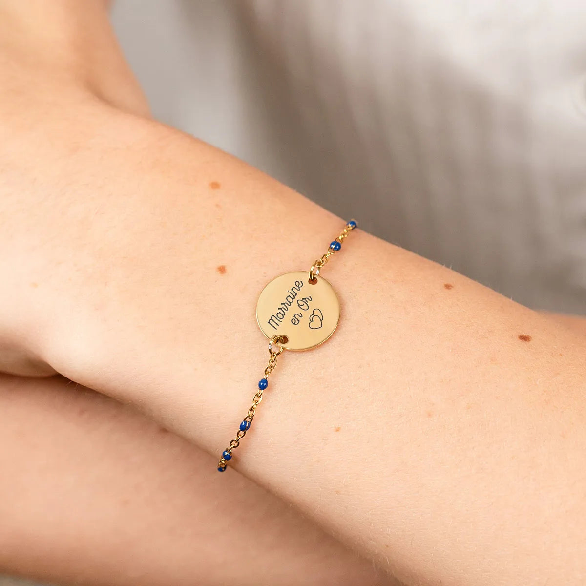 Bracelet perles bleues médaille à personnaliser - Doré