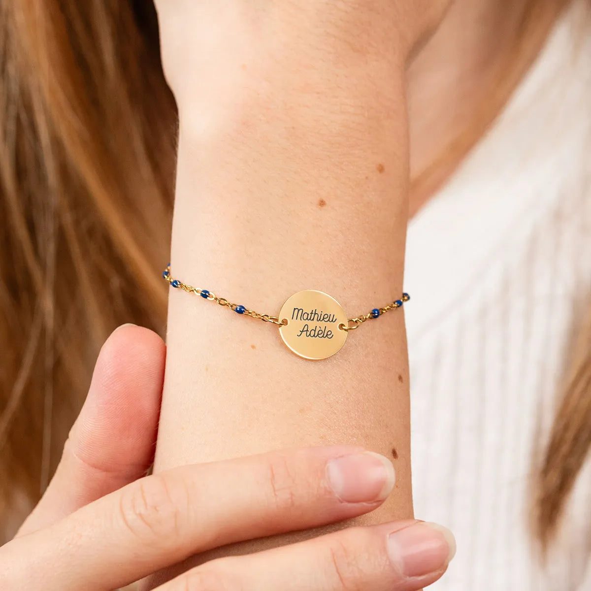 Bracelet perles bleues médaille à personnaliser - Doré