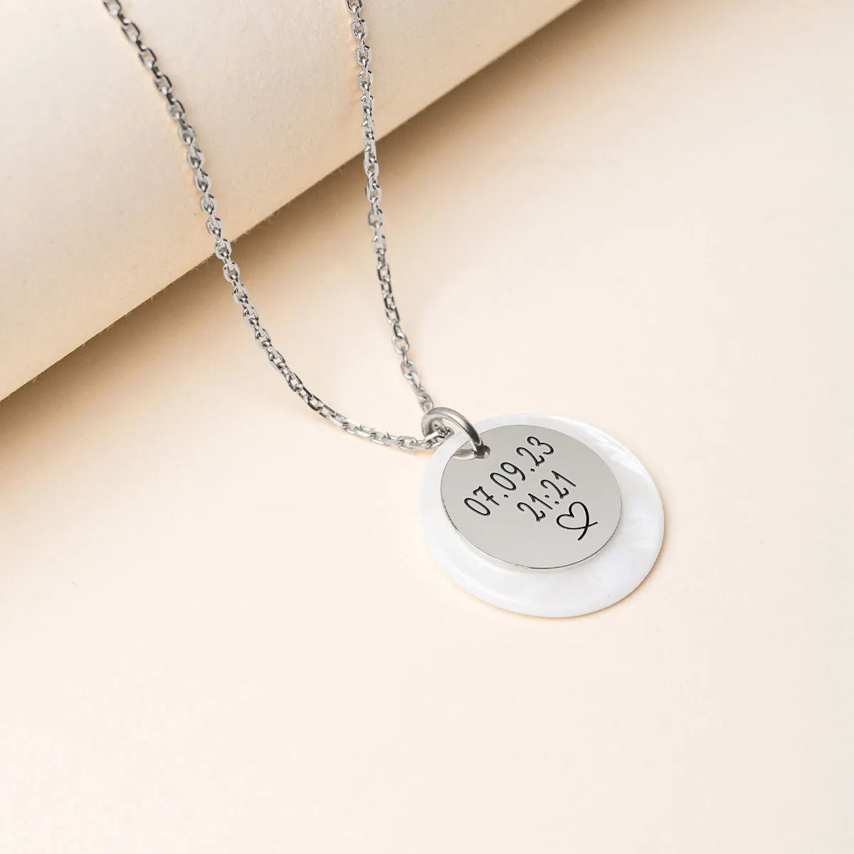 Collier nacre et médaille à personnaliser - Acier