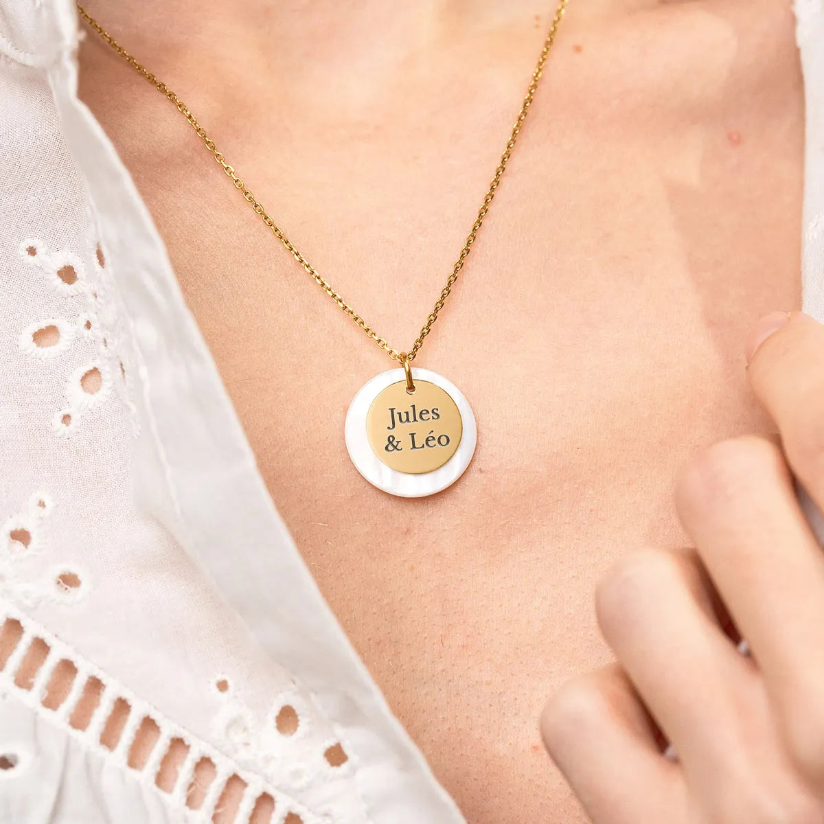 Collier nacre et médaille à personnaliser - Doré