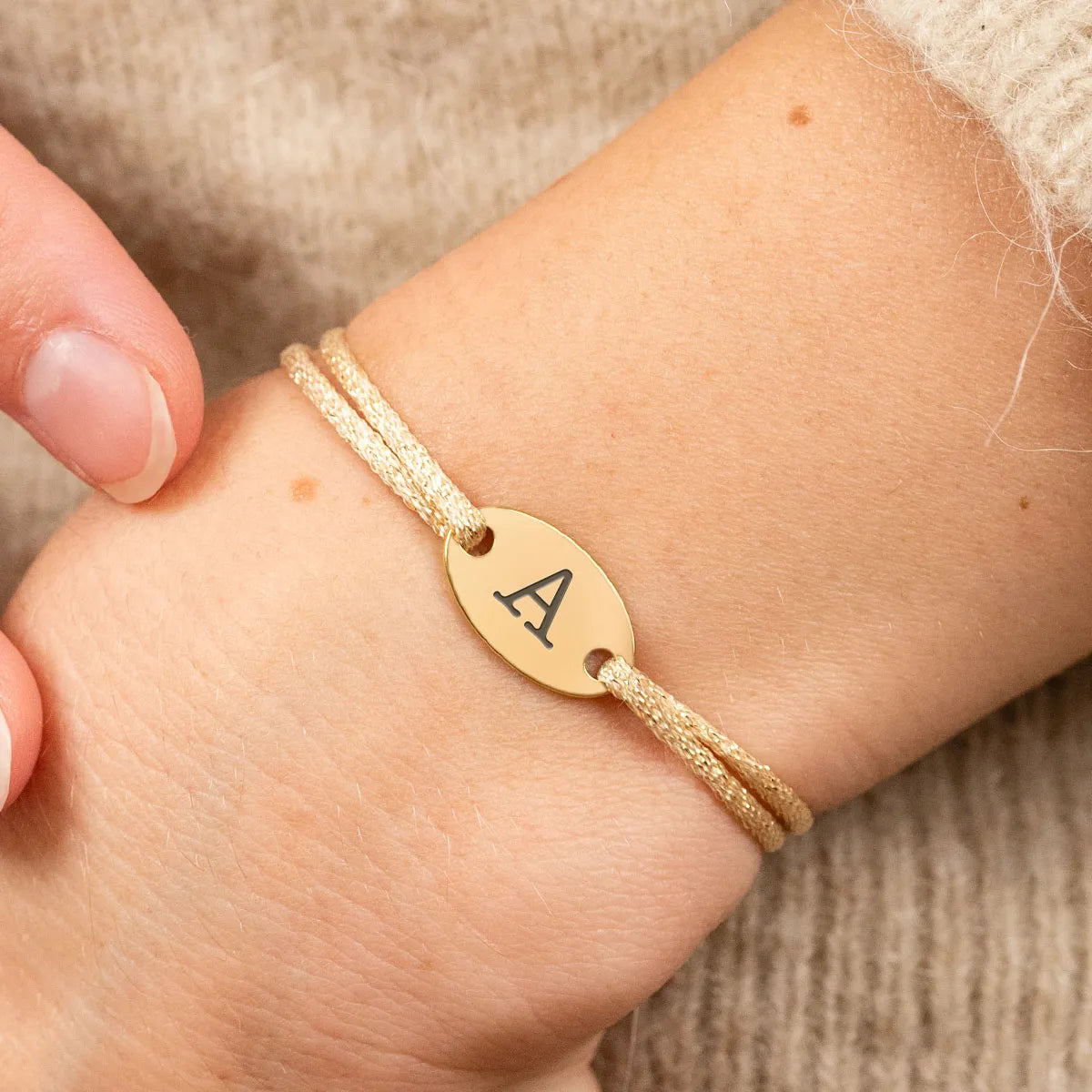 Bracelet femme cordon scintillant médaille ovale à personnaliser - Doré