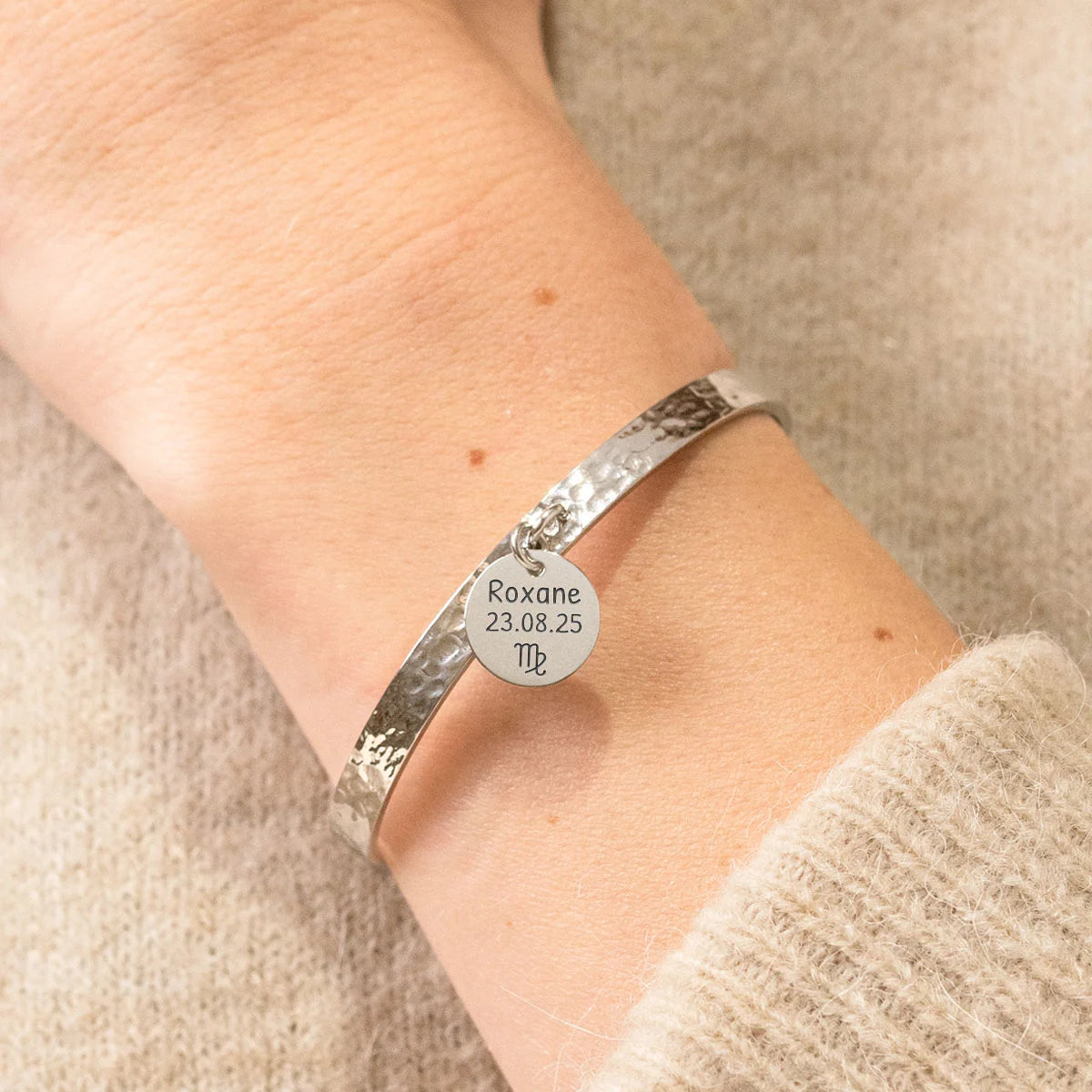 Bracelet jonc martelé médaille à personnaliser - Acier