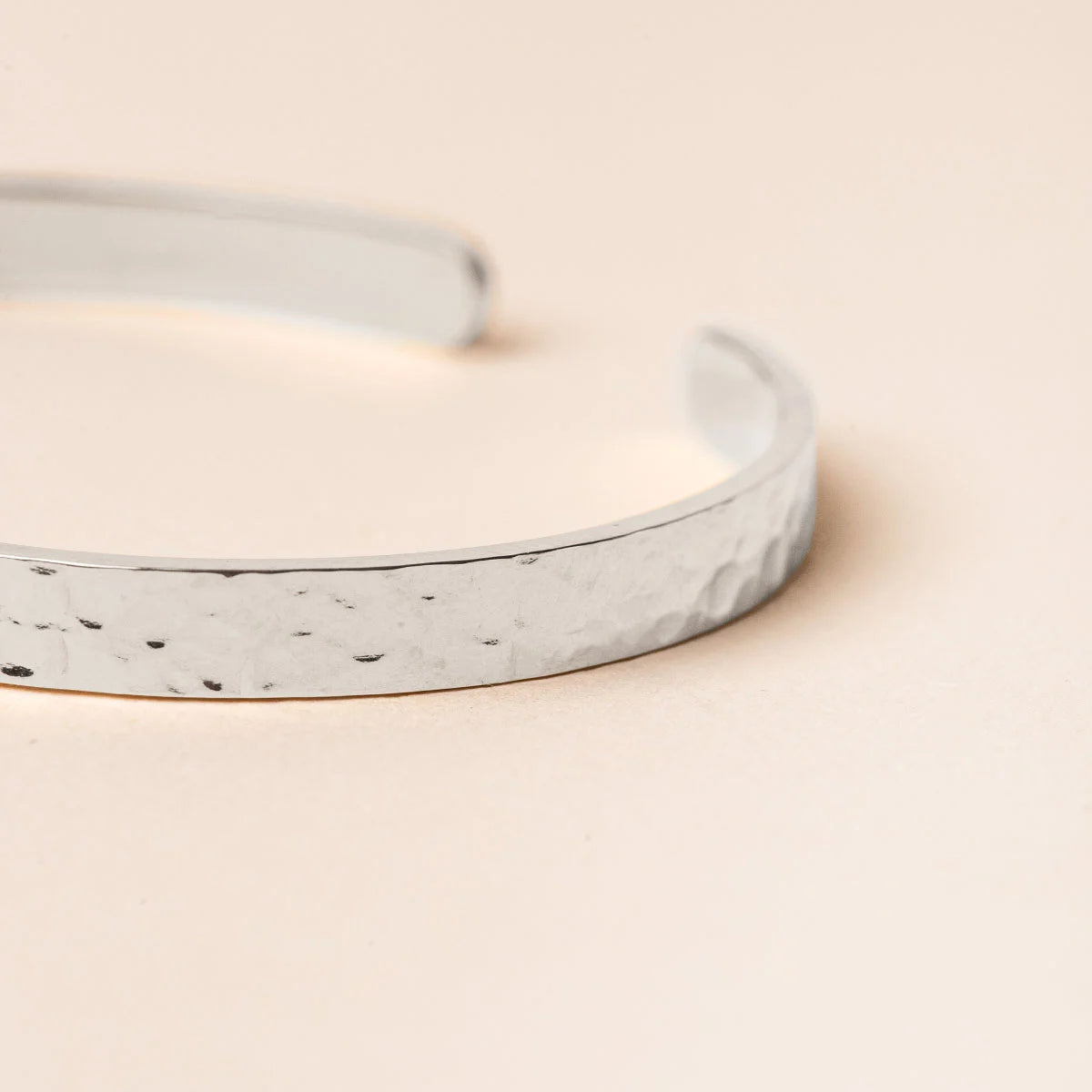 Bracelet jonc martelé médaille à personnaliser - Acier